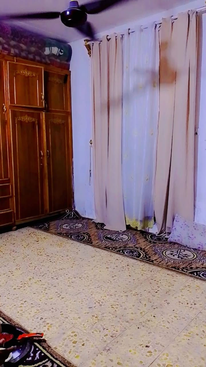 بيت للبيع طابو صرف منطقه مغربه يم سوك بدربونه ابو تحسين ابو جمله بيت قاطين كاملات عكاده حته بي محل البيت نضيف كلش مساحته 130 متر. سعر 140 وبي مجال لشراي نشالله ملاحظه لا يباع على مبادره ينباع نقد أنه شراي يتصل ***********
