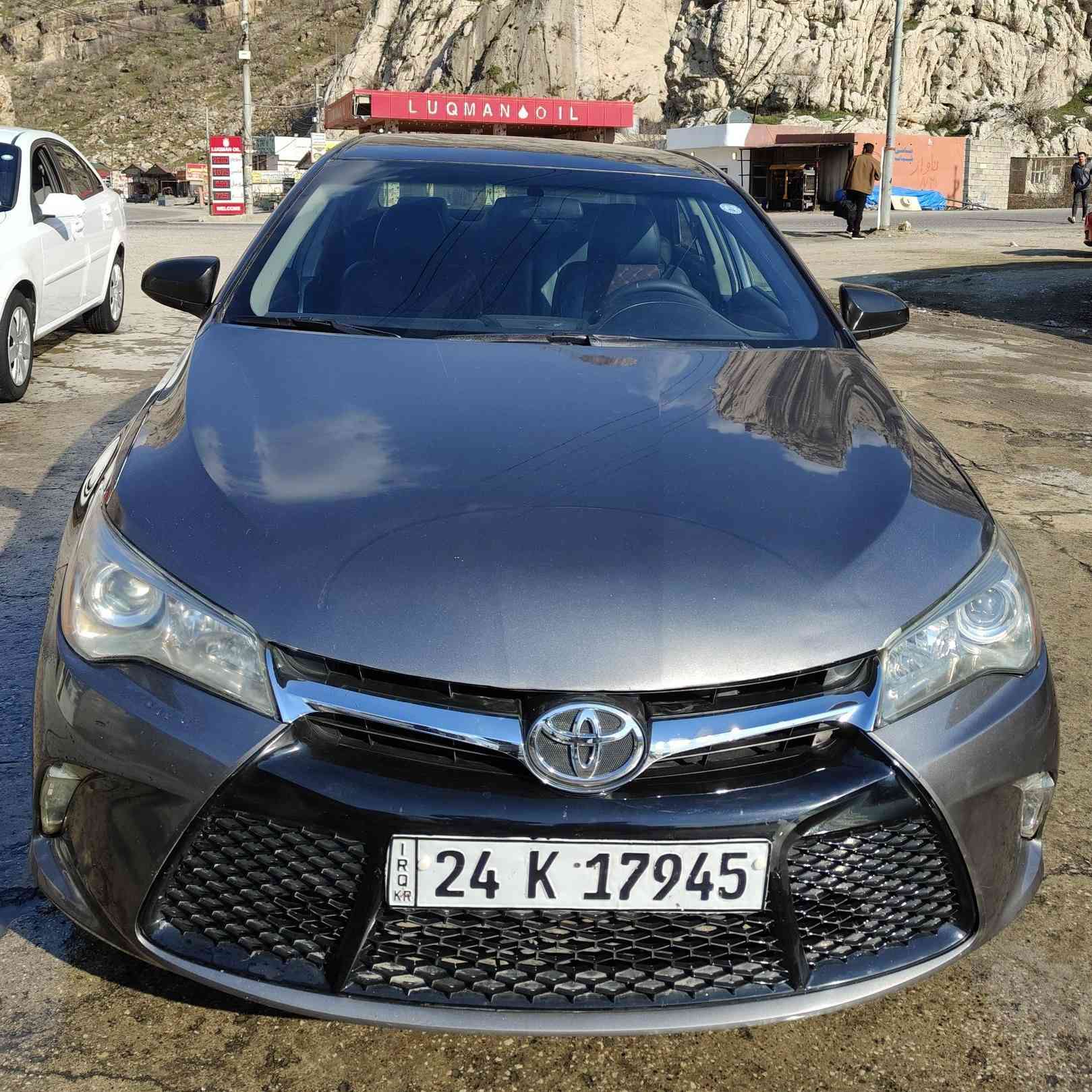 كامري2017، بيها ۳قطعة صبغ  بجم كبس ، بيها ظربة خفيف خلفي ، ايرباك كلها سليم ، رقم و سنوية جديد تحويل وكالة شرط ، سعر127ورقە ، ر.م***********
