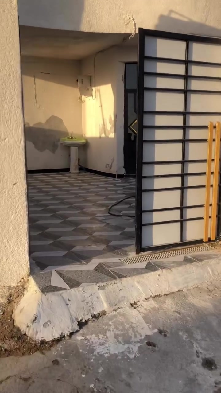 سلام عليكم بيت البيع كامل خدمات مساحة 200متر المكان جسر ديالى قرب ملعب حسين العيساوي الاستفسار على رقم ***********
