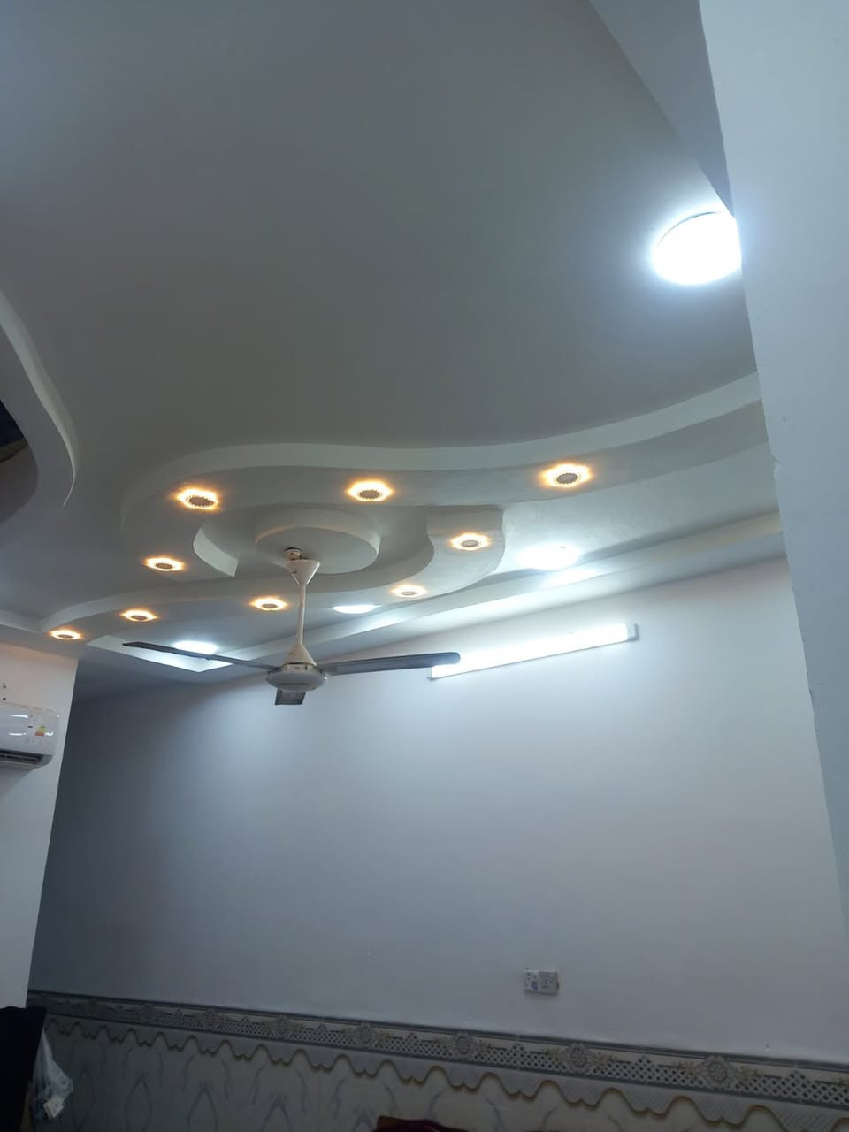 السلام عليكم بيت للبيع رقم 100 متر معامله واصله للتقيم نهاوند شارع عشرين قريب على شارع اول فرع بناء حديث للمعلومات اتصال 📞 ***********
