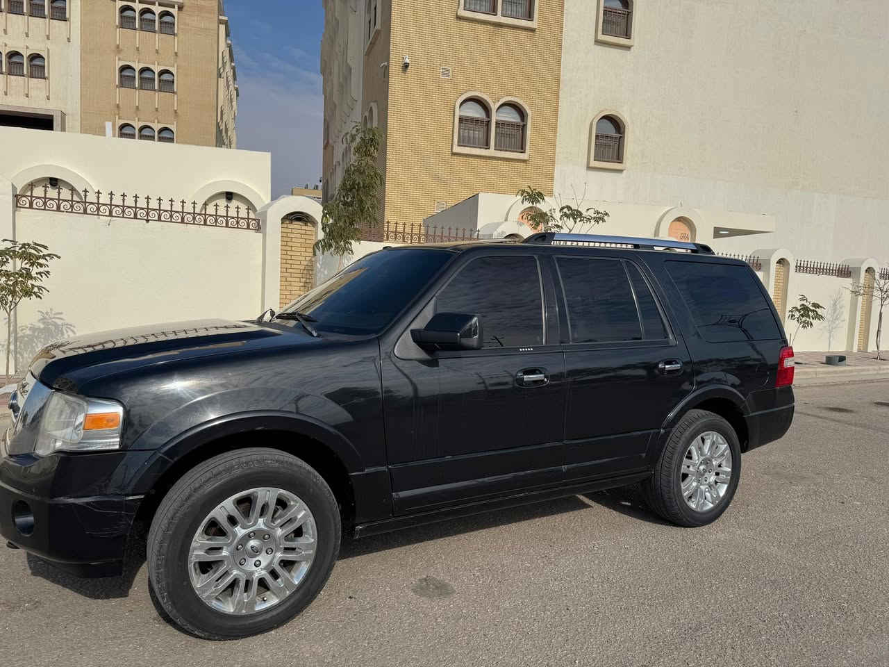 فورد اكسبديشن 2012 خليجي وكالة نيفا مكفولة بلشرط سونار موجود جاملغ الراكب بارد فقط رقم بغداد الانكليزي بسمي
مواصفات 
🔴 جنطة كهرباء
🔴 دواسات بنزين وبريك متحركة كهرباء
🔴 3شاشات
🔴 فتحة 
🔴 كامرة
🔴حساسات امامية
🔴حساسات خلفية
🔴اشاير بلمري 
🔴كشنات جلد 
🔴 كشنات كهرباء ووضعيات
🔴 كشن ترحيب
🔴تحكم ستيرن 
🔴 سستم صوت دمام بلادي
🔴 تبريد مركزي 3قطع
السيارة مغلف ضفيرتها ومسويلها ادامة كاملة بلكات نوزلات مجاول
🔴مكينة v8 5.4(بيها صوت بلمكينه )
السعر 130 قفل 
واني ماخذها ب170
مكاني كربلاء 
***********
***********
