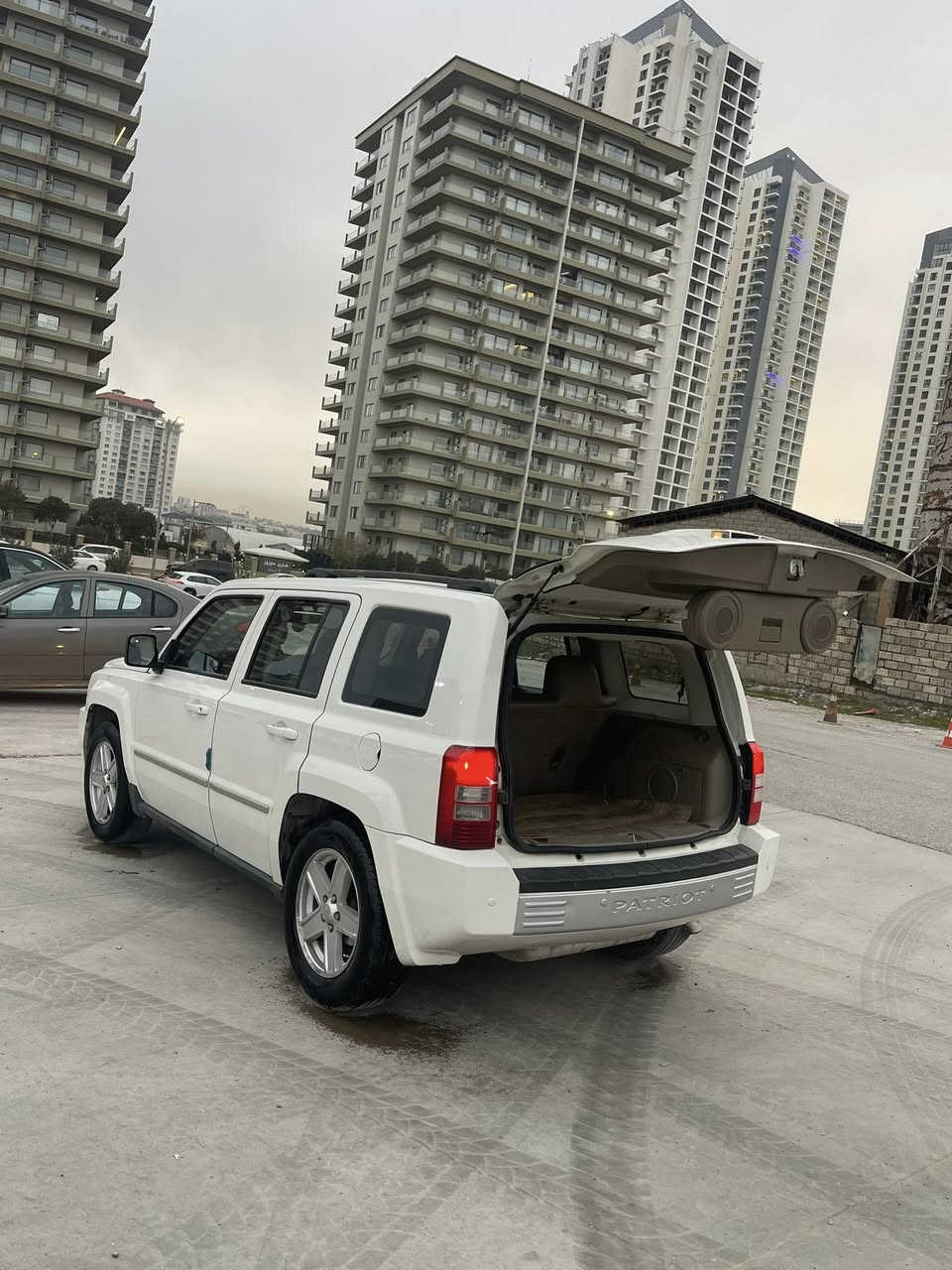 بةناوي خواي گةورة
جيب پاتريوت مةكينة گةورة.....2.4
مووديل 2010. سبي بةفري
نرخي 104  گةلاو كةميك مةعامةلة
لةسليمانيم بوو بةيوةندي كردن 
***********
***********
يةك درگاي بوياخة بةبي ناوگرتن سونةريم داناوة
ناوزةرد...گير ئتوو ماتيك...گير عادي.....
گوشن هيتةر....شغال....بلاجكتور
سةنةوي وو رةقةمي تازة....گيروو مةكينةي بةشةرت
78 هةزار روشتووة...مالي دوستة ديناريك مةسرةفي نيية
تةبريد مةزبوتة...گةرمي مةزبوتة...كارةباهي مةزبوتة
تايةي تازة...باتري تازة  مالي دوستة سةيارةكة زور جوان ماوةتةوة  خزمةت كراوة ..شاشةو كاميرا..تحديد سورعة.تكاية لةسعر نازانيت و مشتةري نيت تيل مةكة لةگةل ريزدا
