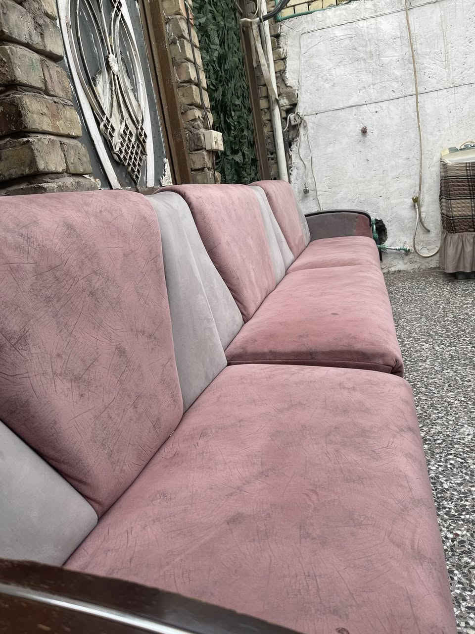 سلام عليكم 
تخم ديوان للبيع السعر ٢٠٠ الف ويوجد توصيل 
***********
