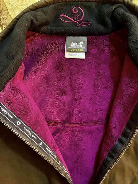 قمصله ماركة جاك وولف اصليه مختمه و مبطنه انتبهلي على لونه و التفاصيل و التطريز البيه شي كلش راقي قياسه مصوره 
وقمصله ماركه موينتن هم رياضية سبورت و هم كاجول شي كلش حلو و راقي ولونه مميز والقياس مصوره
وثنينهم نظافه فول 
***********
