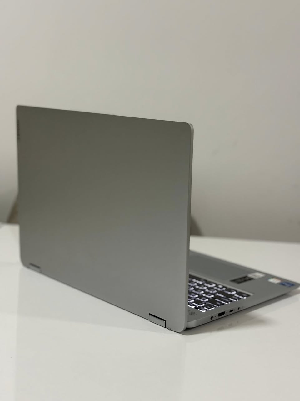 لابتوب لينوفو للبيع كور 7 جيل 12 اخو الجديد

Lenovo IdeaPad Flex 5 16"

المواصفات:
- حجم الشاشة: 16 إنش لمس (Touch)  
- دقة الشاشة: FHD+ 1920x1200 IPS قریب عن 2K
- المعالج: Intel Core i7-1255U  
- كرت الشاشة: Intel Iris Xe Graphics  
- الرام: 8GB 4266MHz  
- التخزين: Samsung 512GB SSD M.2 Gen4  
- نظام التشغيل: Windows 11 Pro  
- قابل للتحويل 360 درجة    
- تصميم متين وأنيق  

المميزات:
✔️ أداء سريع ومناسب للدراسة والعمل  
✔️ شاشة لمس + تصميم مرن  
✔️ بطارية بحالة الجدید  
✔️ خفيف وسهل الحمل  

السعر: (( 670 الف ))  

للعلم سعر الجدید 1,250,000 دینار

توصیل موجود


**إذا كنت صاحب هذا الإعلان وتريد حذفه لأي سبب، رجاءا أرسل رسالة إلى الدعم الفني**