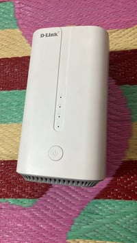 راوتر D-Link DWR-2000M 5G، ويتميز بتصميم عمودي أبيض مع مؤشرات LED أمام...