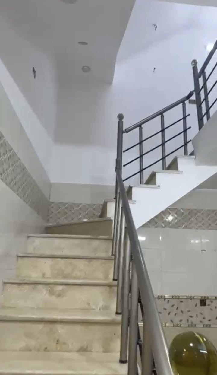 للبيع مشتمل 45 متر واق حال 50 متر 
الوجه 4,5 والنزال 10 بموقع ممتاز جداً 
يحتوي الطابق الاول على استقبال ومطبخ وخدمات 
الطابق الثاني غرفه وصاله وخدمات 
للاستفسار الاتصال على 
سيف الساعدي  ***********
او مراجعة مكتب الدار للعقار 
عنوان المكتب ام الكبر والغزلان مقابل اسواق العجوز
