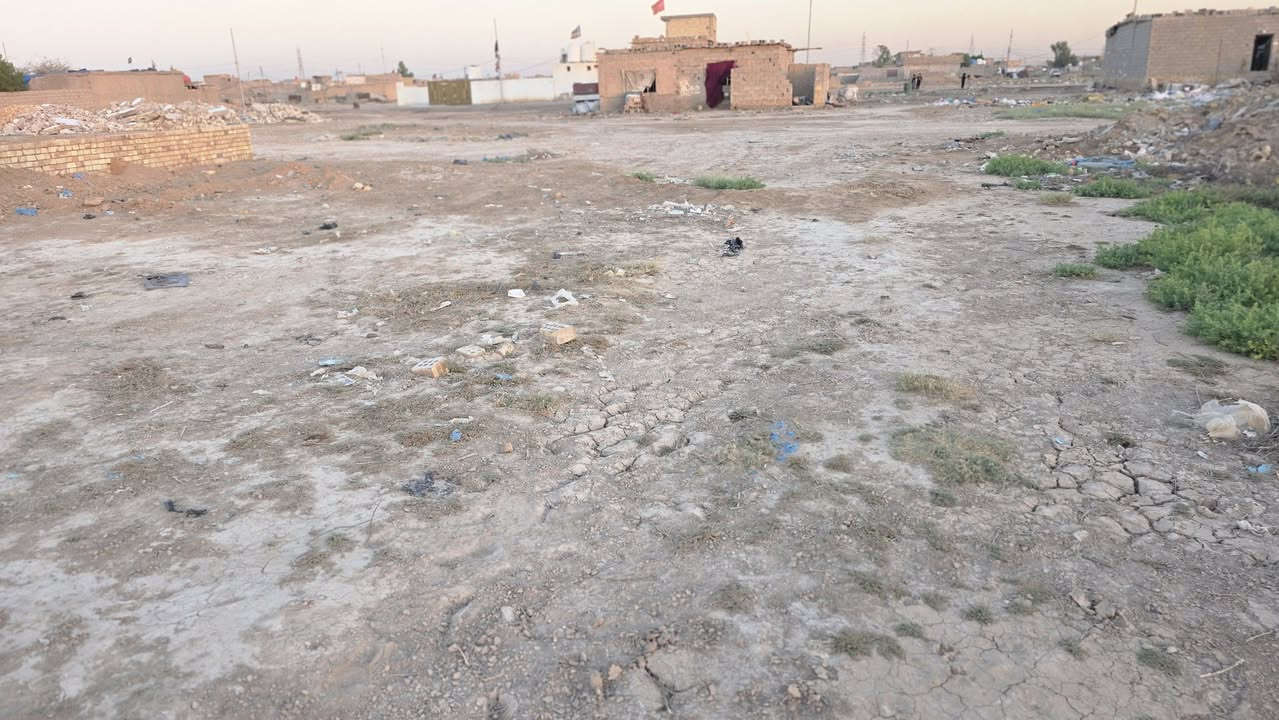 السلام عليكم قطعة ارض خلف معرض الرحمن  جنس الارض زراعي مساحتها 400 واصل كافة الخدمات  مقابل النازحين رقم الاتصال***********    ***********

