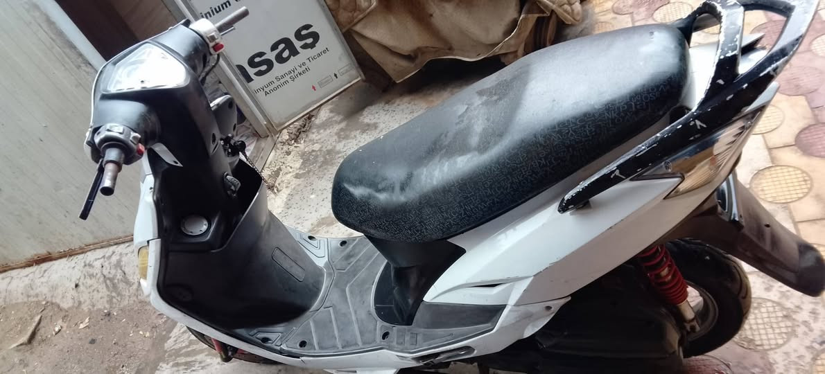 السلام عليكم دراجه البيع بيها عطل كابريتر ونواقص بيصطه ابيعها كوم حديد مكان بغداد مدينه الصدر الاورفلي رقم *********** السعر 175
