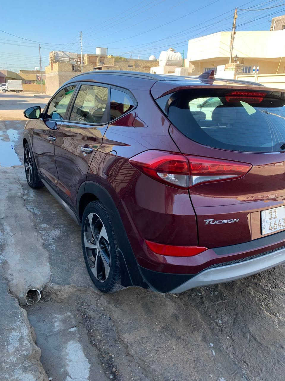 السلام عليكم
توسان 2017 للبيع 
وارد امريكي ضربتها بسيطه بس البنيد ومصلح بدون تبديل أي قطعه ماشيه74 الف ميل
 السياره فول  تيربو داخل السياره كريمي كشنات جلد تحكم ستيرن نقطه عمياء وبعد بيها ۿـۅايہ مواصفات السياره كامله ومناقصها شـჂ̤ سنويه جديده ب اسمي مكان السياره جسر ديالى بغداد 
السعر 155 وبيها مجال 
***********
