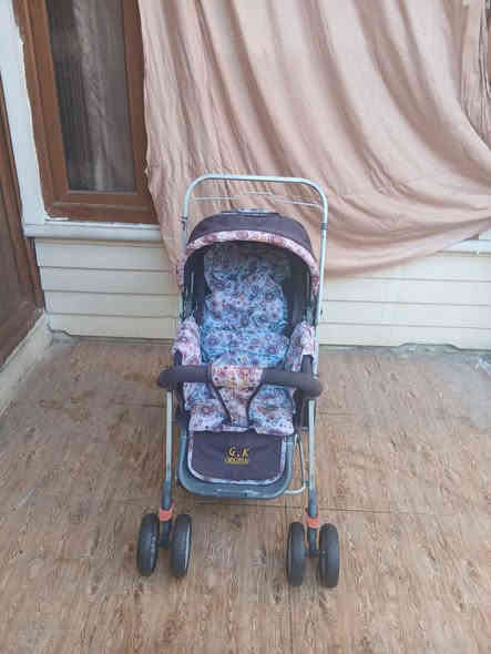 عارەبانەی مناڵان زۆر پاک و جوان و بێعەیب 8 تاییە،  کورسیەکەی پاڵ ئەخرێ بۆخەوتن و تەواوتەختەکرێ
، قایشی بەستنەوەی هەیە ، ژێری پێوەیە بۆشت هەڵگرتن

،  تایەو ئیسۆپی زۆر مەزبوتەو بچوک ئەکرێتەوە بۆناوسەیارەو شوێن کەم ئەگرن ، 
سعری زۆر گونجاوەو سعری  30 هەزارە کۆتای

سلێمانی ، گەیاندن هەیە*********** السليمانية
