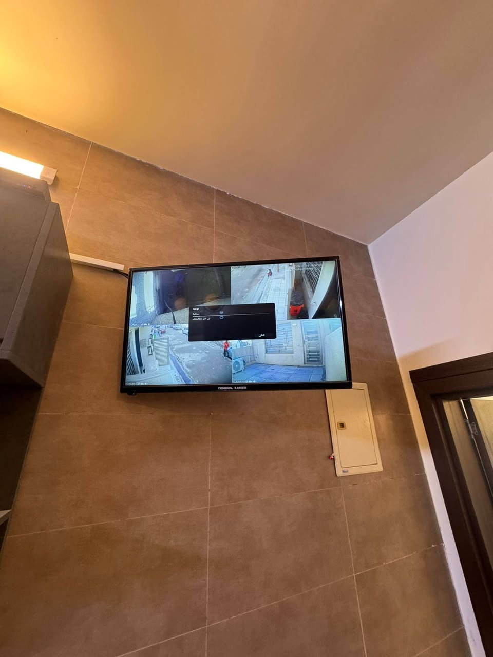 السلام عليكم يوجد مشتمل للبيع مساحة ٥٠متر واجهة ٥يحتوي علىَ ثلاث غرف نوم وصالة ومطبخ وخدمات بيت جديد موقع ممتاز ديوان المخابرات قرب حي الجهاد الاستفسار على هذا الرقم ***********
