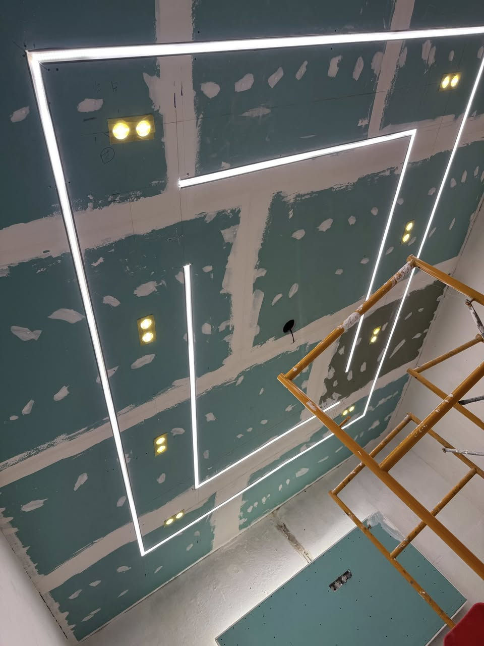 السلام عليكم خلفه جبسن بورد وسحب بورك كافه نقوش مغربيه وطلس وصبغ واجهات داخلي خارجي كافه الديكورات والاصباغ متفرغ حاليا مكاني بغداد العنده شغل يتفضل ويدلل***********
