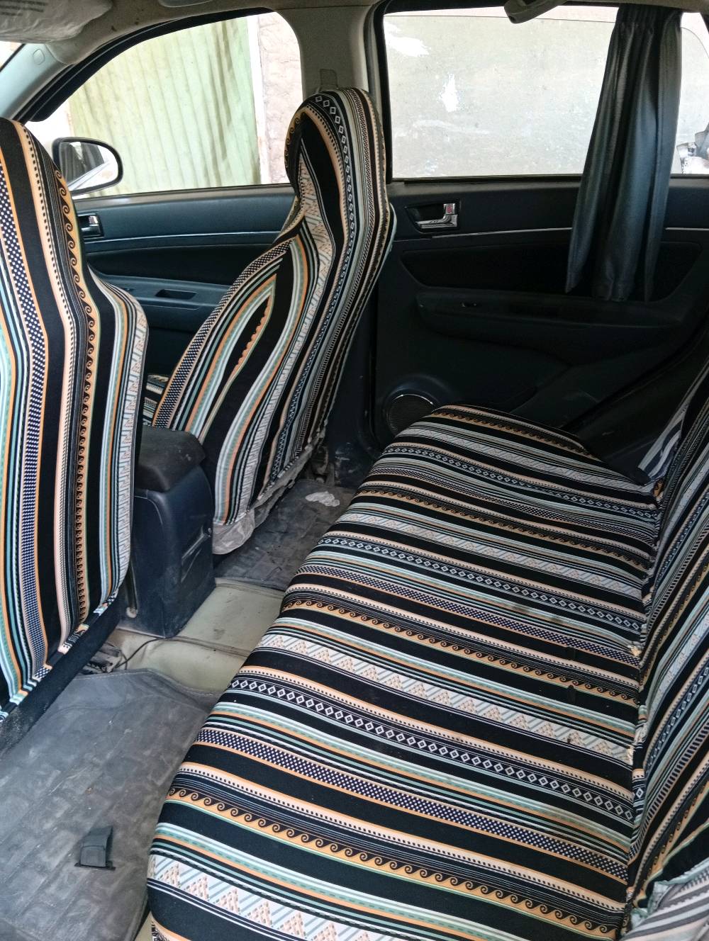 سيارة بيضاء بحالة جيدة، فيها مقاعد مغطاة بحماية وديكورات داخلية بسيطة. مجهزة بناقل حركة أوتوماتيكي ومقود مغطى بحافظة لليد. السيارة نظيفة ومعتنى بها من الداخل والخارج. مناسبة للاستخدام اليومي وتقلّ الشخصيات ببشكل مريح.