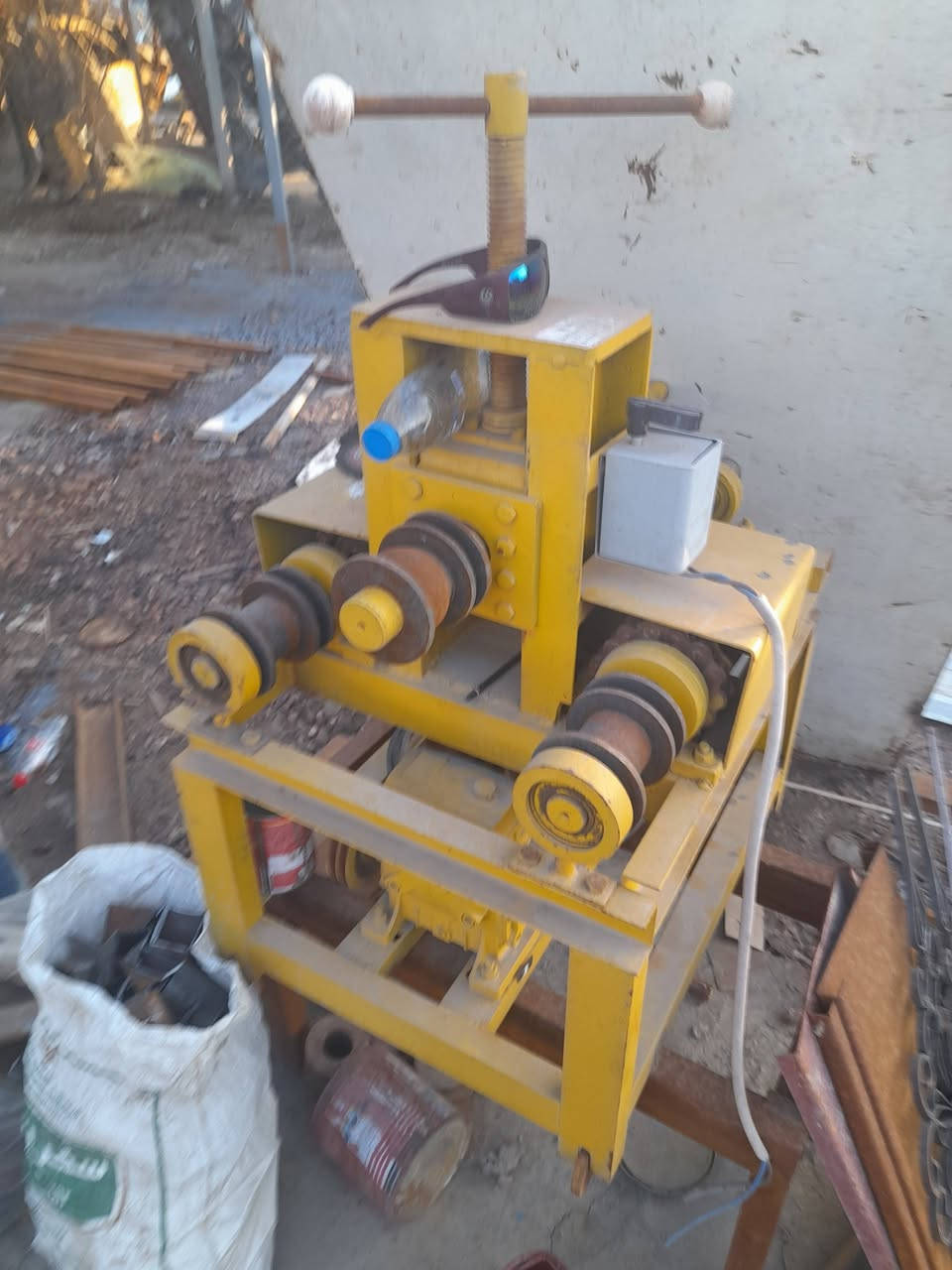 للبيع عواجة حديدمامستعملة جديدة مع قوالبهة الاتصال على الرقم ***********
