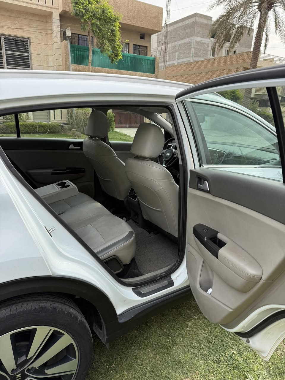 سبورتج 2017 خليجي ابيض 
ماشية   ٣٦  الف كيلو فقط 
محرك 2000 دوش 
 رقم بغداد بأسمي  مميز ٣٠٠١٧
فول مواصفات عدا البصمة
فتحة سقف بانوراما على طول السيارة 
3 انضمة قياده  ( ايكو - سبورت - نورمال )
مري كهرباء + شفط 
حساسات امامي + خلفي 
فول تحكم ستيرن 
زراكات لايتات 
شاشة وسطيه + كاميرا خلفيه دوارة 
السيارة بيها ملاحظات بسيطة موجودة صورة سونار بيها التفاصيل  .
عنواني زيونة او كرادة  
السعر ١٨٠ وبيها مجال 
***********
