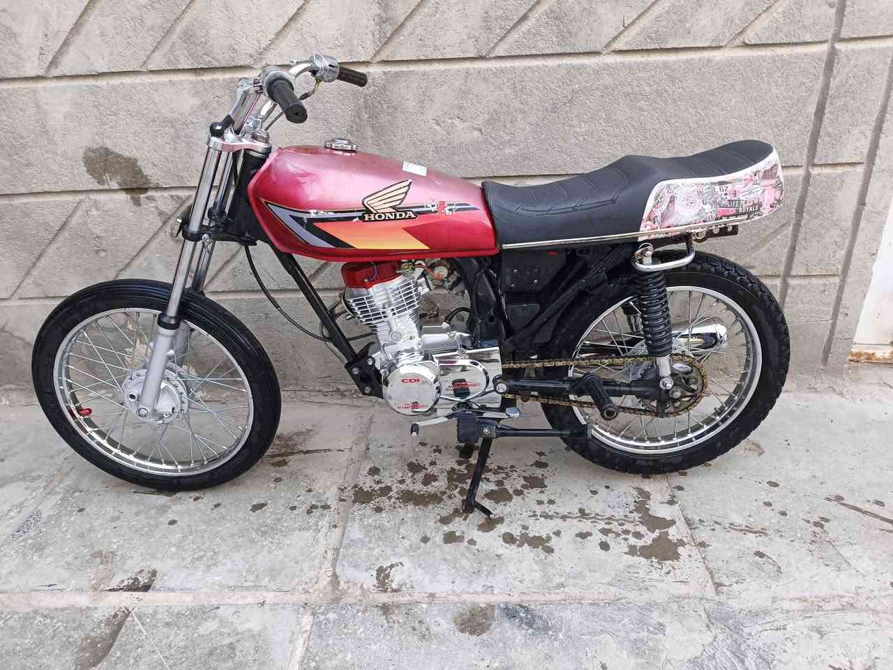 السلام عليكم دراجه للبيع تعمير 25 ما مفتوحه بيها برغي  مكينه تيربو كلك كلك  لدراجه سعرها 575مكاني ناصريه مركز ***********
