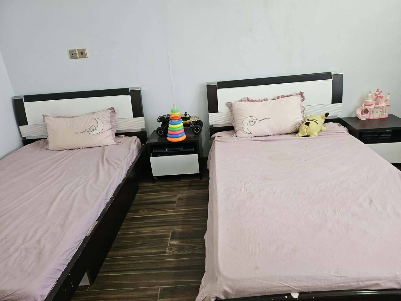 غرفه نوم
جرباية نفر ونص عدد اثنين مع فرشه
بوفيه 
كنتور 
جررات عدد ثنين 
مع ميز تلفزبون 
سعر 570 الف 
تواصل ***********
