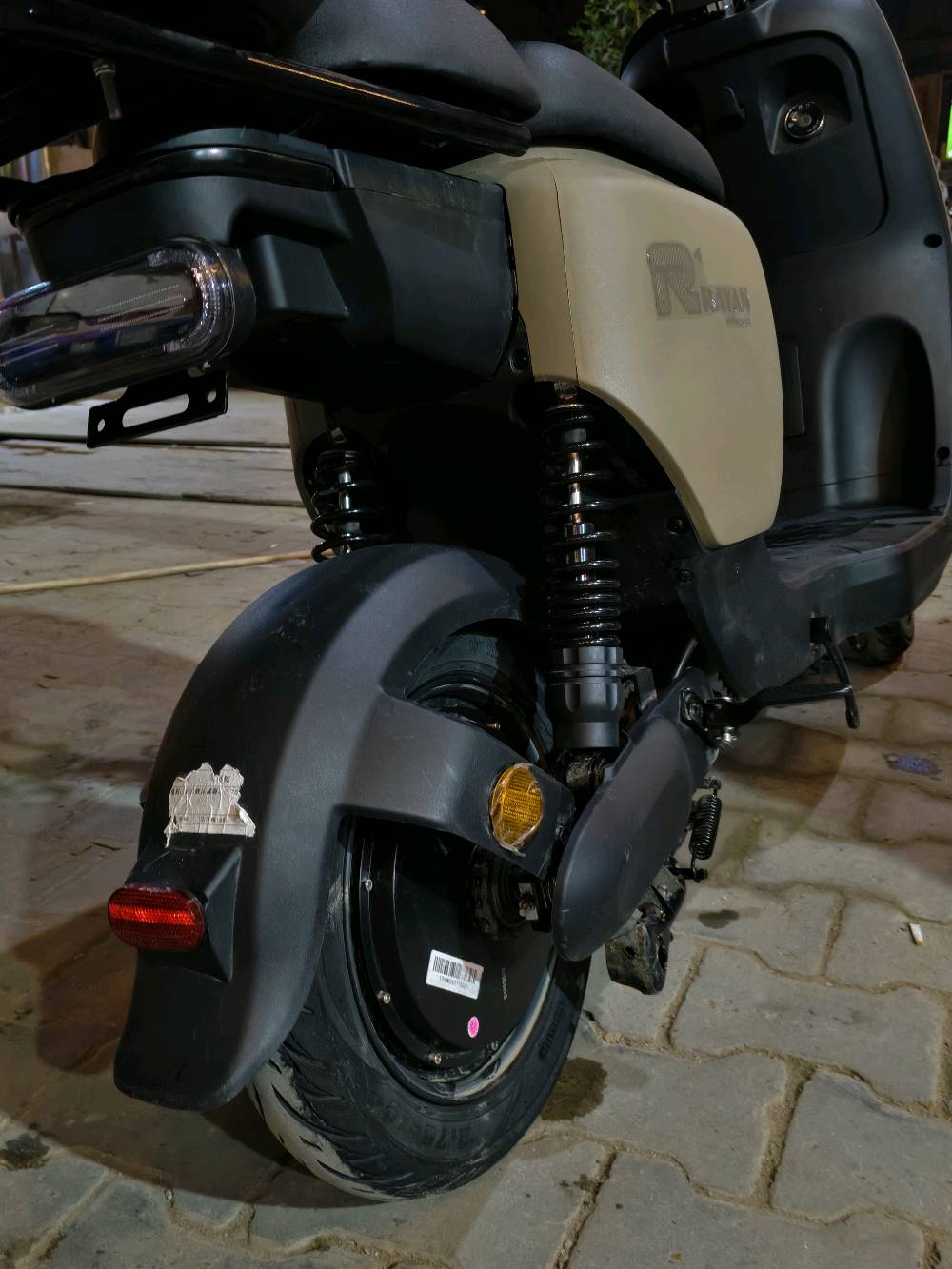 دراجة شحن  (ريان بوليسي )

يتحمل الاوزان الثقيلة 

 1200W
Disk brake 
48V-28A 
4 سرعات امامية 
1 سرعة خلفية 
متوسط المسافة 50km 
السرعة 50km
تاير 10/90/80 
لايت زنون 
صندوق خلفي لحمل الاغراض 
باتري اصلي شركة الريان TAILG بشرط

السعر: 550 الف
المكان بغداد: باب المعظم
ما هو موديل الدراجة بالضبط؟: 
دراجة شحن
كم هو عمر الدراجة أو عدد الكيلومترات المستخدمة؟: 
اقل 3 شهر
هل البطارية قابلة للإزالة أو الشحن؟: 
اي
ما هو موقعك الحالي لتحديد مكان الفحص؟: 
باب المعظم 
هل السعر قابل للتفاوض؟: 
نعم