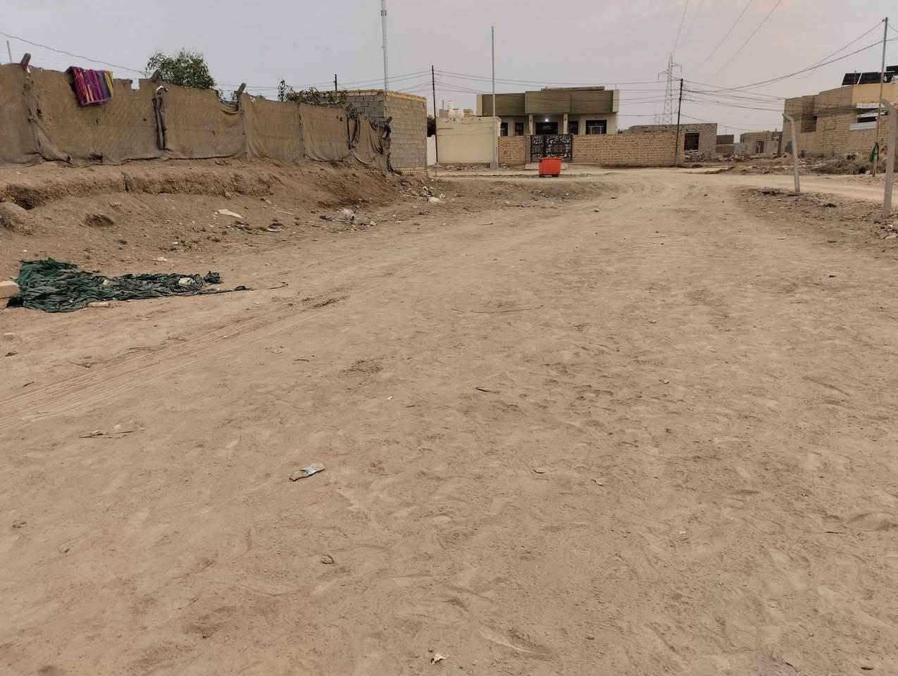 السلام عليكم للبيع قطعه ارض طابو زراعي سند 25 مداور المكان حي منصور ع نزلت ابوالمخضر المساحه 500 متر *********** بي واتساب
