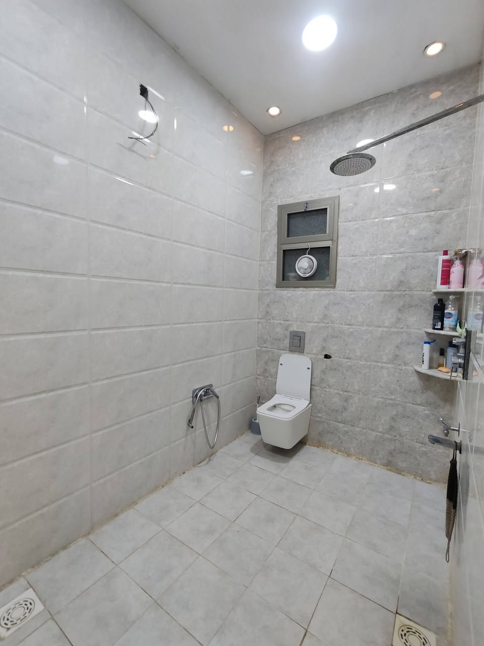 سلام عليكم دار للبيع مساحه ٢٦٠ متر زراعي طابو صرف سهم بناء ١٦٠ متر حديقه وكراج ١٠٠ متر بناء سنه ٢٠٢٣ العنوان البهادريه خلفه صالح للاستفسار أكثر الاتصال ع الأرقام التاليه *********** او ***********
