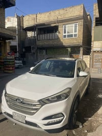 توسان للبيع موديل ٢٠١٧ وارد مابيه حادث بيه شويه بالبنيد بانو رامه بصمه...