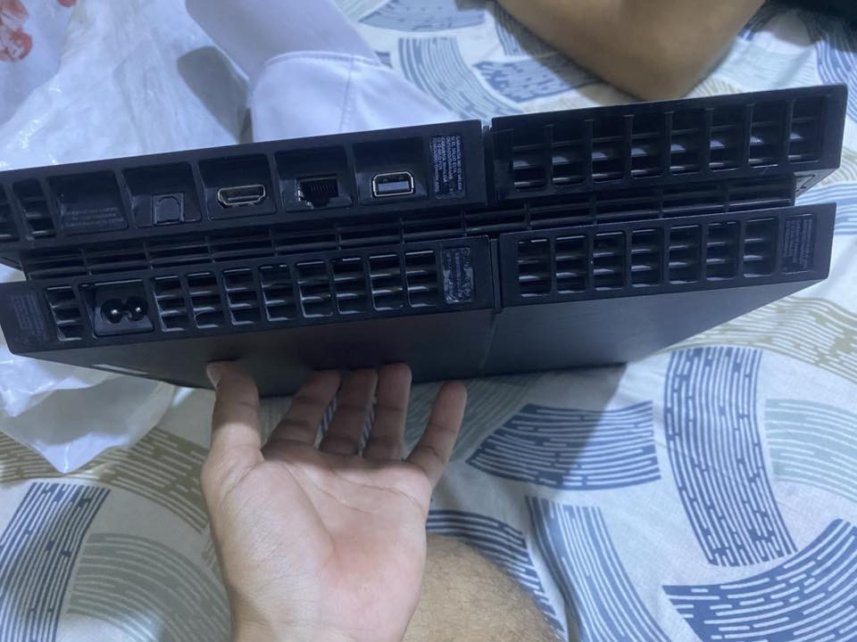 السلام عليكم
بلي فور شغال مهكر كامل ملحقاته وبي الاعاب واهم الاعاب بي جي تي اي 
بيس ٢٦
فيفا ٢٦

السعر 240 وبي مجال قليل 

المكان بغداد مدينه الصدر 

واتساب ***********
