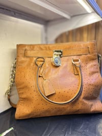 حقيبة اليد هذه هي حقيبة يد (توت) هاميلتون من مايكل كورس بنقشة النعام ا...