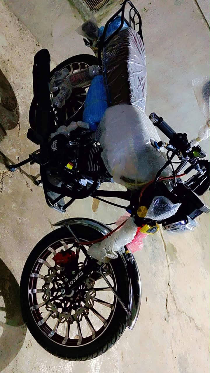 سلام عليكم 
ماطور سيفان للبيع موديل 2025 
ماطور نضيف صارلو 3 اشهر من نشد 
محرك 200 سيسي 
الستفسار *********** واتساب
