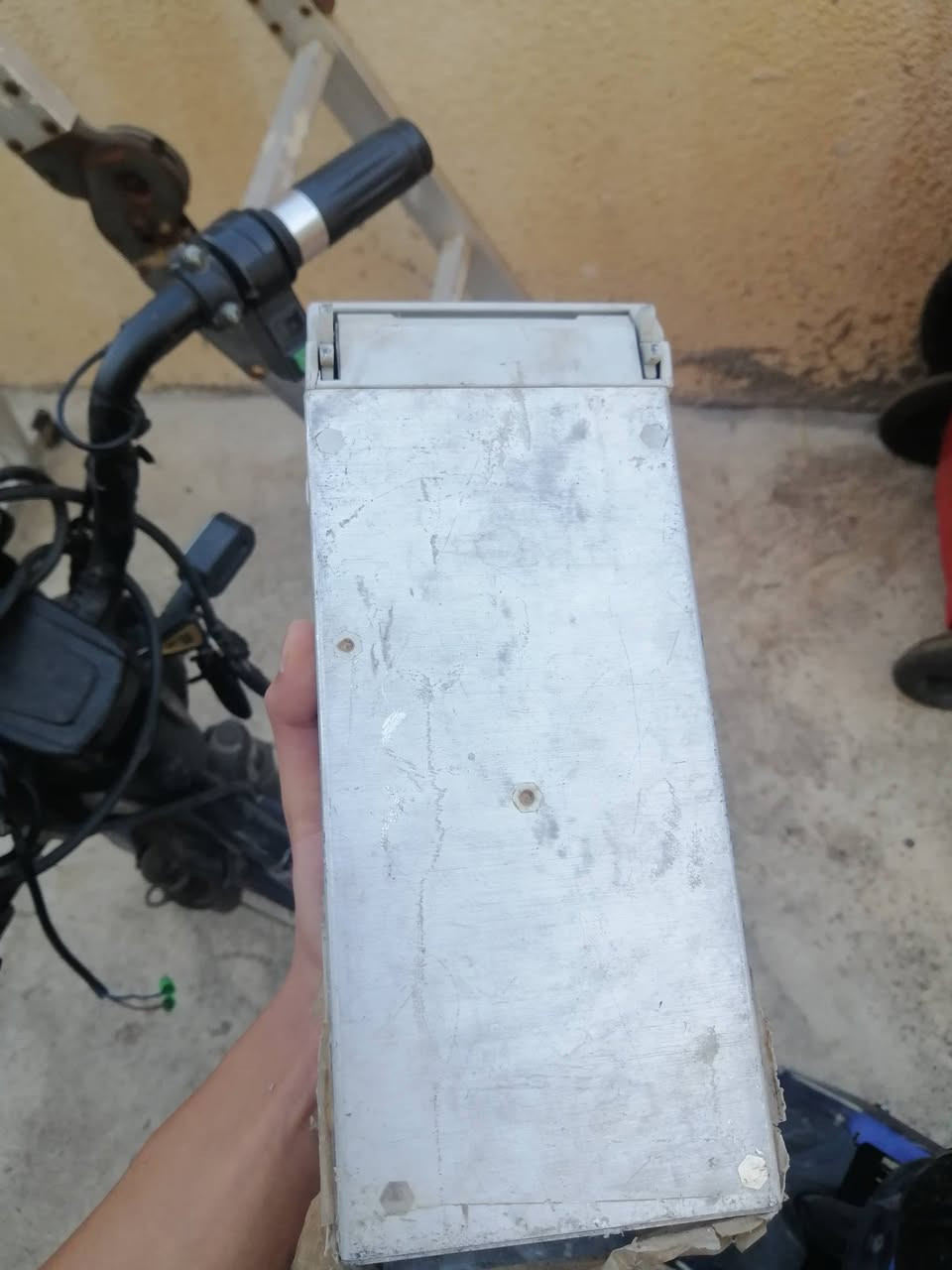 شاحنه اصليه 48v شرط الدراجة تفول شحن ب 45 دقيقه السعر 150 للتواصل واتس او اتصال *********** وعندي كمية لهل الصيانة
