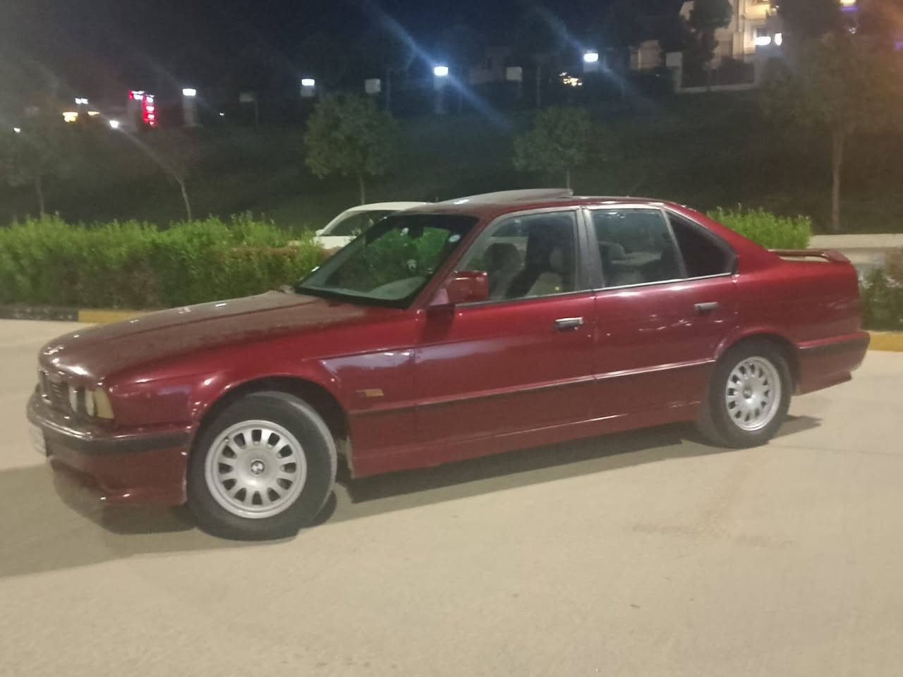 بي ام 525 سنويه او بليته 25 مسكر عدل موديل 91كير محرك خير من الله صدر خلفي امامي جديد سنتر لك شغال سلايت طكتين  سياره m كهربائيات كله شغاله منضومه زنون عالي  رقم سليمانيه بسمي هزه جديده سنويه2030
عنوان بغداد الشعب سعر 60 بيها مجال بسيط حق الجيه رقم الهاتف ***********
