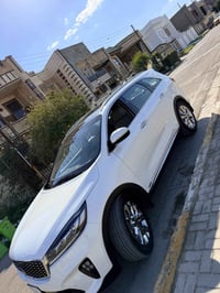 سورنتو 2019 السياره خليجيه رقم انكليزي جديد ولسنويه باسمي  المحرك والك...