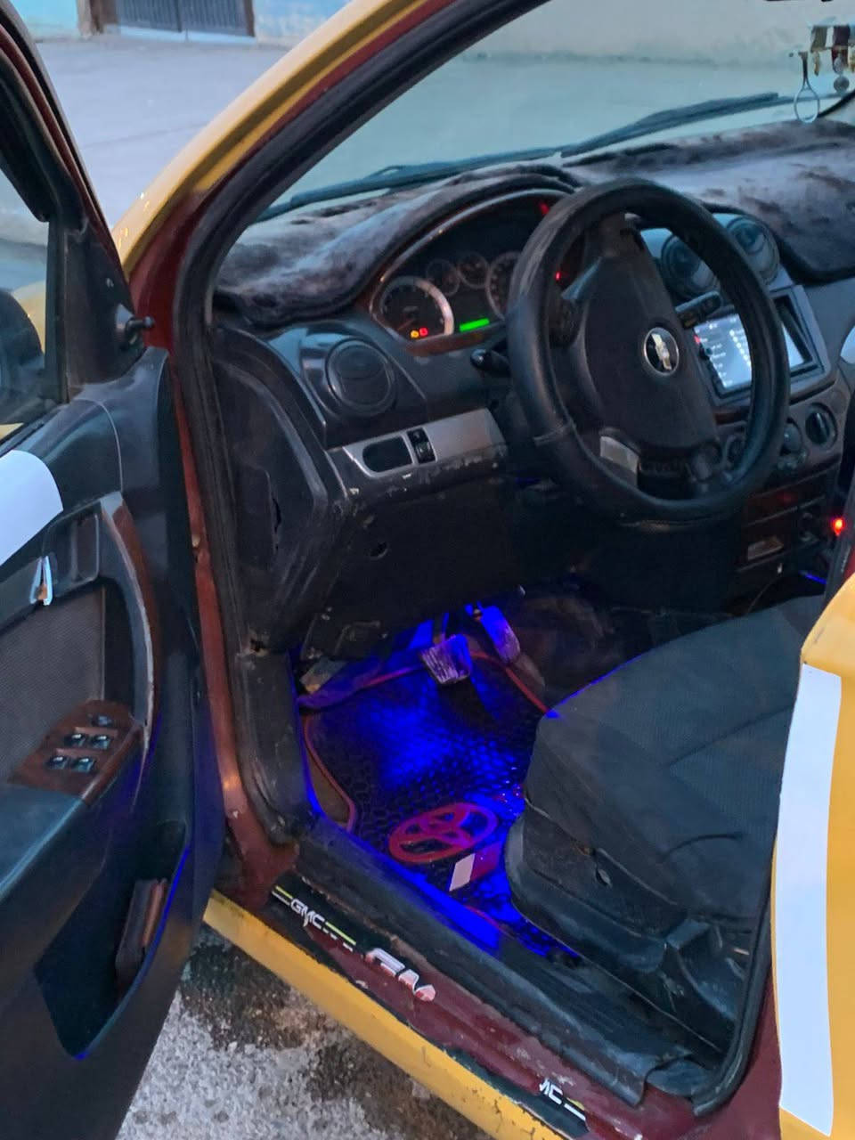 افيو أمريكي مكينه وكير شرط طخمها جديد مشروع وطني والسيارة بسمي شرط التحويل بدون وكالة هيئة وغرامات صفر كهربائيات شغالة والسيارة مال رزق سعرها ٤٧ وبيها مجال شراي اتصل*********** مكاني موصل جانب الايمن
