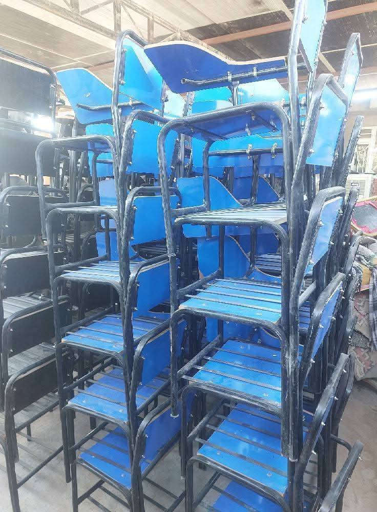 ستولات او كراسي  مدرسيه نظيفه جدا ب١٦ونص
سبورات حجم كبيرمترتين ونص في متر وربع ب٥٥
سبوره مترتين في متر ب٣٥
المسيب حي المعلمين٣ طريق سيد ابراهيم بعد السكه بكيلوين تقريبا بعد اسلاك الضغط العالي ب٢٠٠م 
بيت على جهة اليمنى
***********
يرجى الاتصال قبل المجيء
