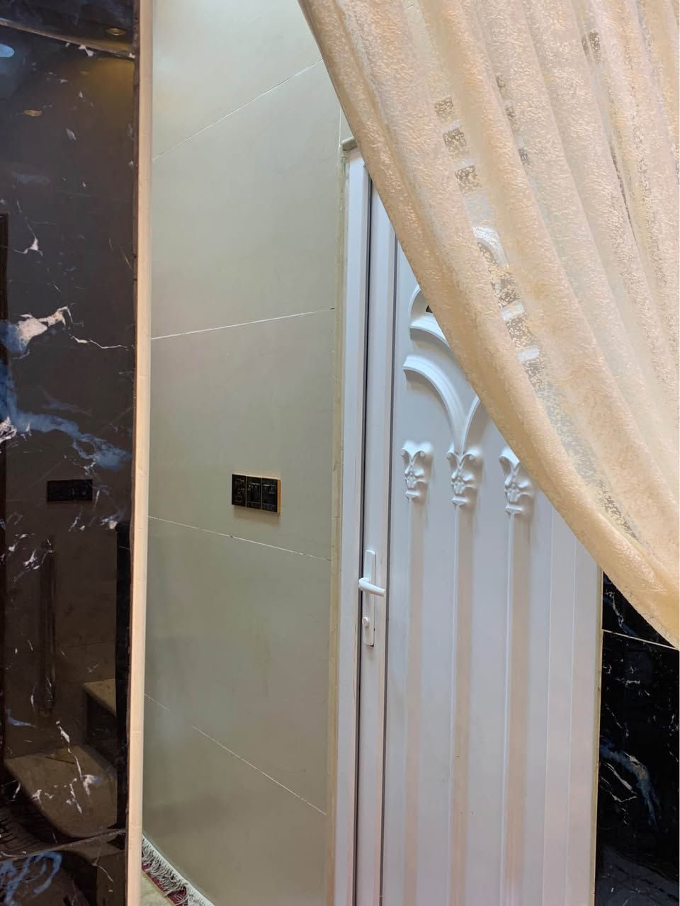 دار للبيع كربلاء حولي مستشفى الكفيل حي الأمير  مساحه ١٠٠ طابقين ونص    *********** كربلاء, العراق
