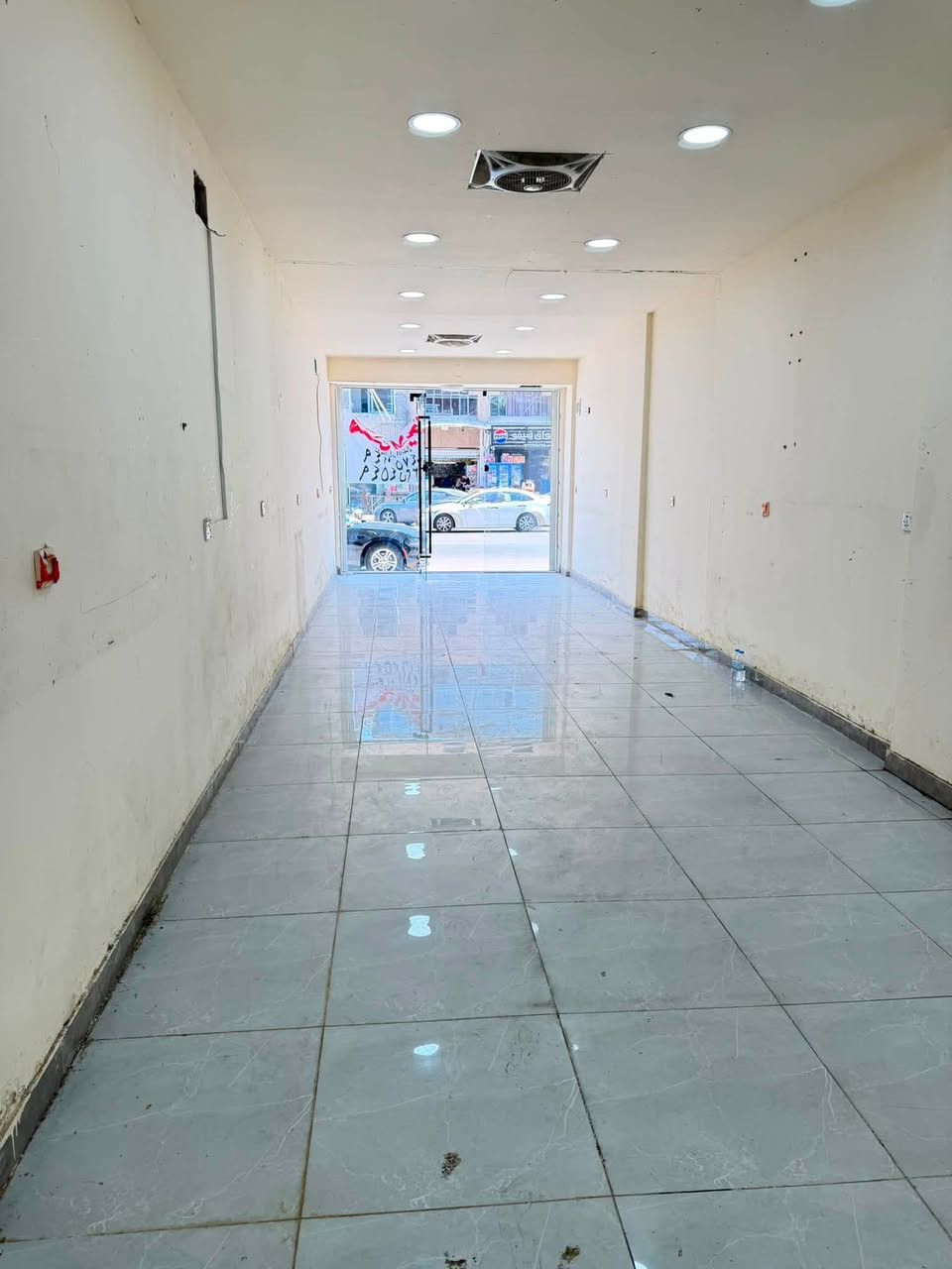 محل للإيجار …… محل للإيجار 

يوجد محل للإيجار نظيف جدا وجاهز . 
العمارة بناء حديث وهيه احد اعمالنا في منطقة الاعظمية 

مساحة المحل : 
الواجهة ٤ م 
النزال ١٥ م 

يوجد فيه : 
حمام 
وكبنك كهربائي  
كامل من كل شيء . 

عنوان المحل: 

 الاعظمية / منطقة الكم / مقابل مطعم كباب كركوك 

للتواصل : 

***********

