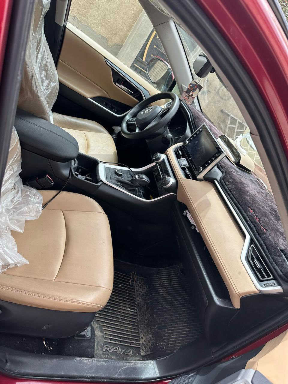 راف فور ٢٠٢٢
هايبرد
ماشيه ٥١
فول مواصفاتxle
فتحه وبصمة وجلد لونين 
كل مواصفات بيه 
***********
