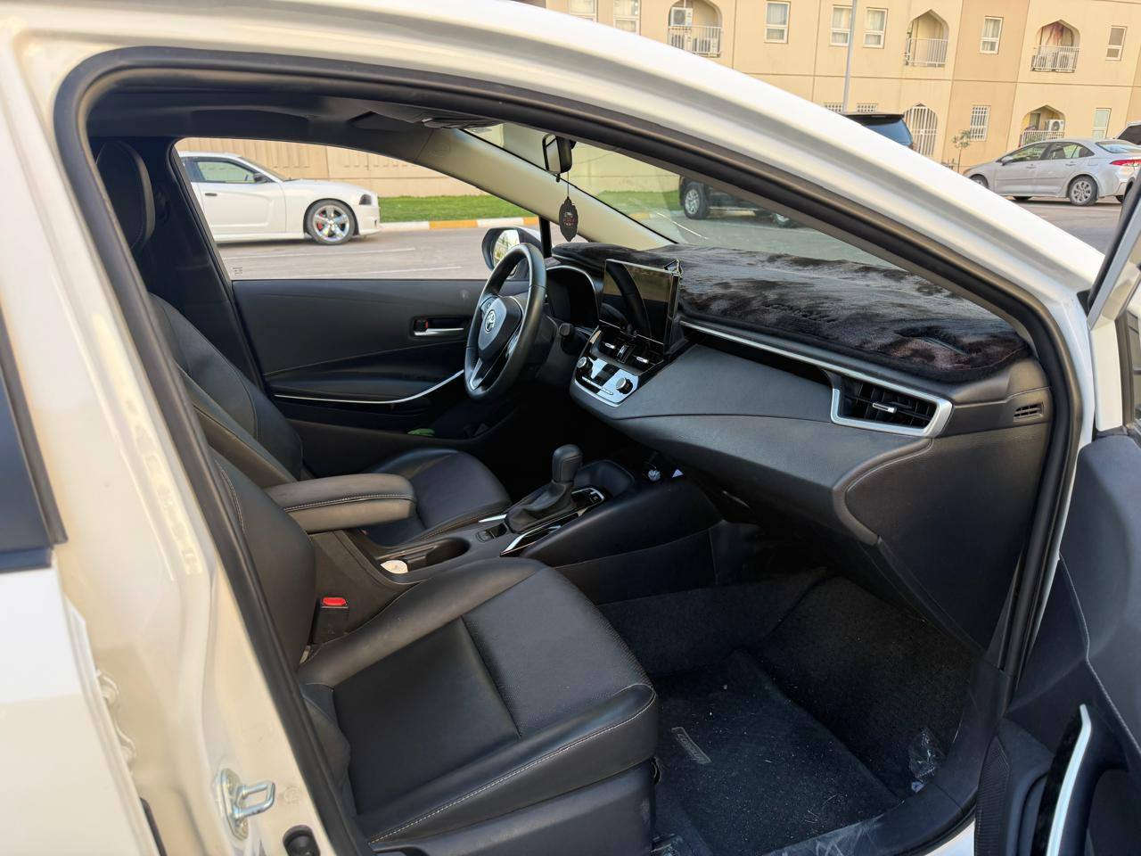 السلام عليكم
للبيع كورلا هايبرد الشكل الخليجي موديل 2025
مواصفات معروفة فتحة، كشنات جلد الخ.. 
السيارة ماشية 16600 km ادامة فول  
كفالة عامة من الصبغ والبارد
فقط بيهه شخط بسيط بالدعامية الامامية مثل ما واضح بالصور
السعر 155 وبيهه مجال بسيط
مكان السيارة بغداد بسماية
التواصل خاص او اتصال على
 0772 800 8397
