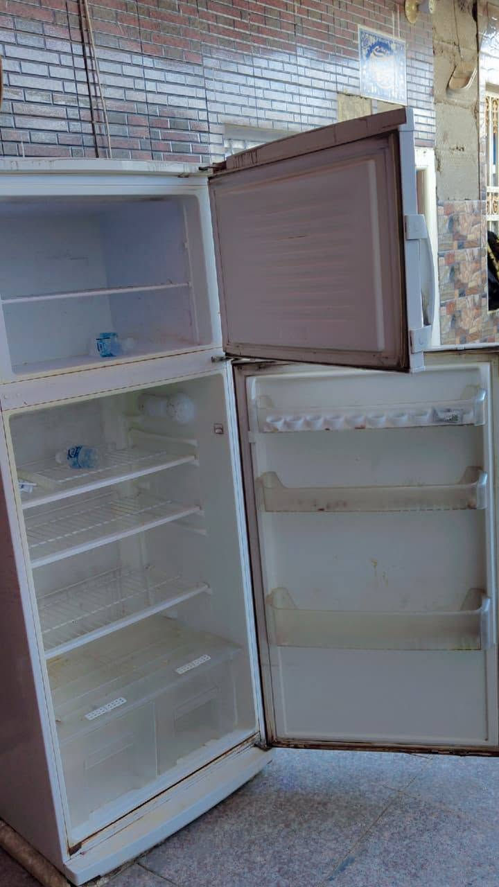 ثلاجة للبيع جديدة بس تبريدها مو قوي شتنطوني بيها ابيعها. ديوانيه حي الجزاىر.  ***********
