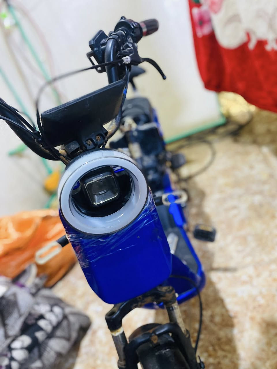 🛵 دراجة كهربائية للبيع
الدراجة بحالة جيدة وشغالة 👌  
البطارية قوية وتمشي مسافة زينة 🔋

🔹 بيها ملاحظة بسيطة:
- تحتاج تصليح يد (الهاندل)  
- سلك بسيط مقطوع (تصليحه سهل ورخيص)

🔹 المواصفات:
- إنارة أمامية LED  
- مريحة وسهلة الاستخدام  
- مناسبة للمشاوير اليومية

📍 سبب البيع: عدم الحاجة  
💰 السعر مناسب 
استفسار / ***********

📩 الفحص متوفر قبل الشراء
