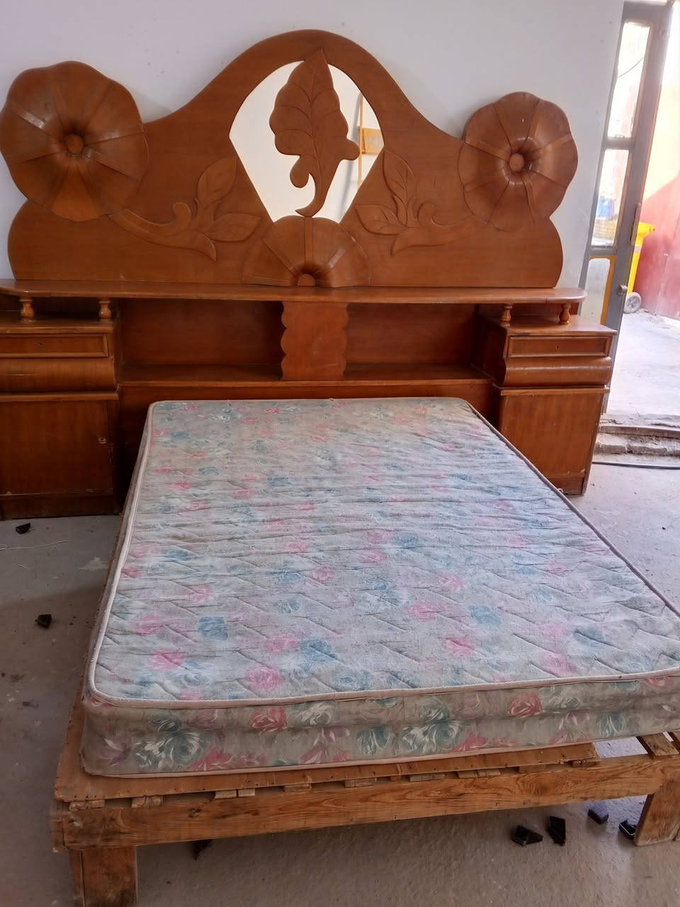 السلام عليكم ورحمة الله وبركاته نواعم غرفه للبيع وياهن دوشك سبرنك وفرشه جديده مفروشه  مرة وحده اللي يريد ياخذ قطعه وحده واللي يريدهن كلهن للاستفسار خاص أو اتصل على هذا الرقم ***********
