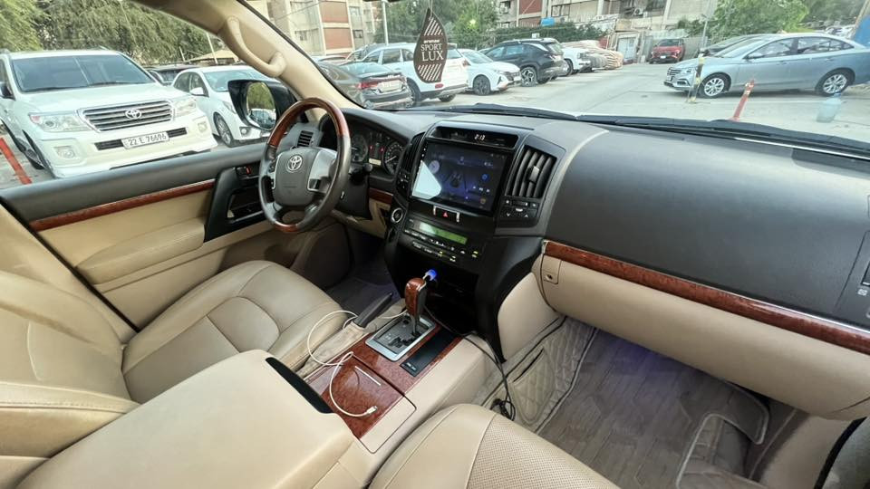 للبيع 🚘  
لاندكروز 2015 بريم فول مواصفات  

✔ فتحة سقف  
✔ سلايد  
✔ كاميرة خلفية  
✔ شاشة  
✔ حساسات أمامية وخلفية  
✔ فور ويل  

السيارة جديدة بمعنى الكلمة، كفالة كير ومحرك بشرط الفحص 👍  

📍 الممشى: 170 ألف  
📍 بيها صبغ جاملغ خلفي يسار + بارد بنيد  
📍 الموقع: بغداد - البنوك  

💰 السعر: 38 ألف دولار  
📞  أكو مجال بسيط للشراي   

للاتصال: ***********
