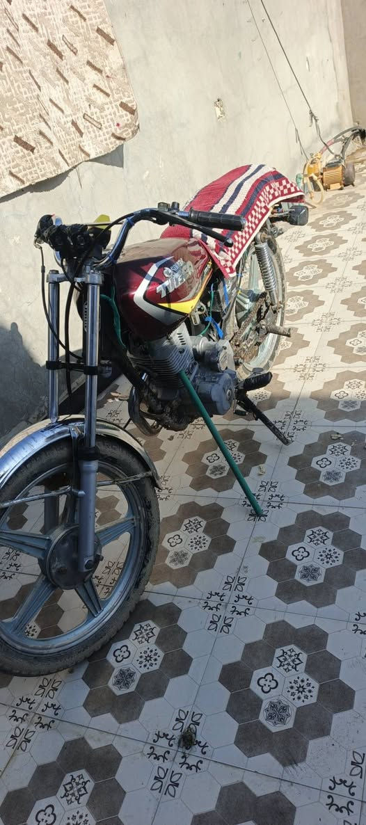 سلام عليكم دراجة نوع جني  مكينه ٥ مكينه عله وضع الشركه  شرط الفحص وين متريد تروح بل دراجه روح  المكان ديالى السعر  ٣٠٠بهرز للاستفسار ***********
