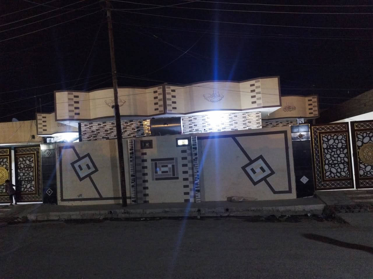 دارين للبيع مساحة كل دار 180متر يحتوي كل دار على غرفتين وهول واستقبال ومطبخ الموقع حي الجزيرة قرب مقبره السراي السعر كل دار 90مليون رقم ***********
