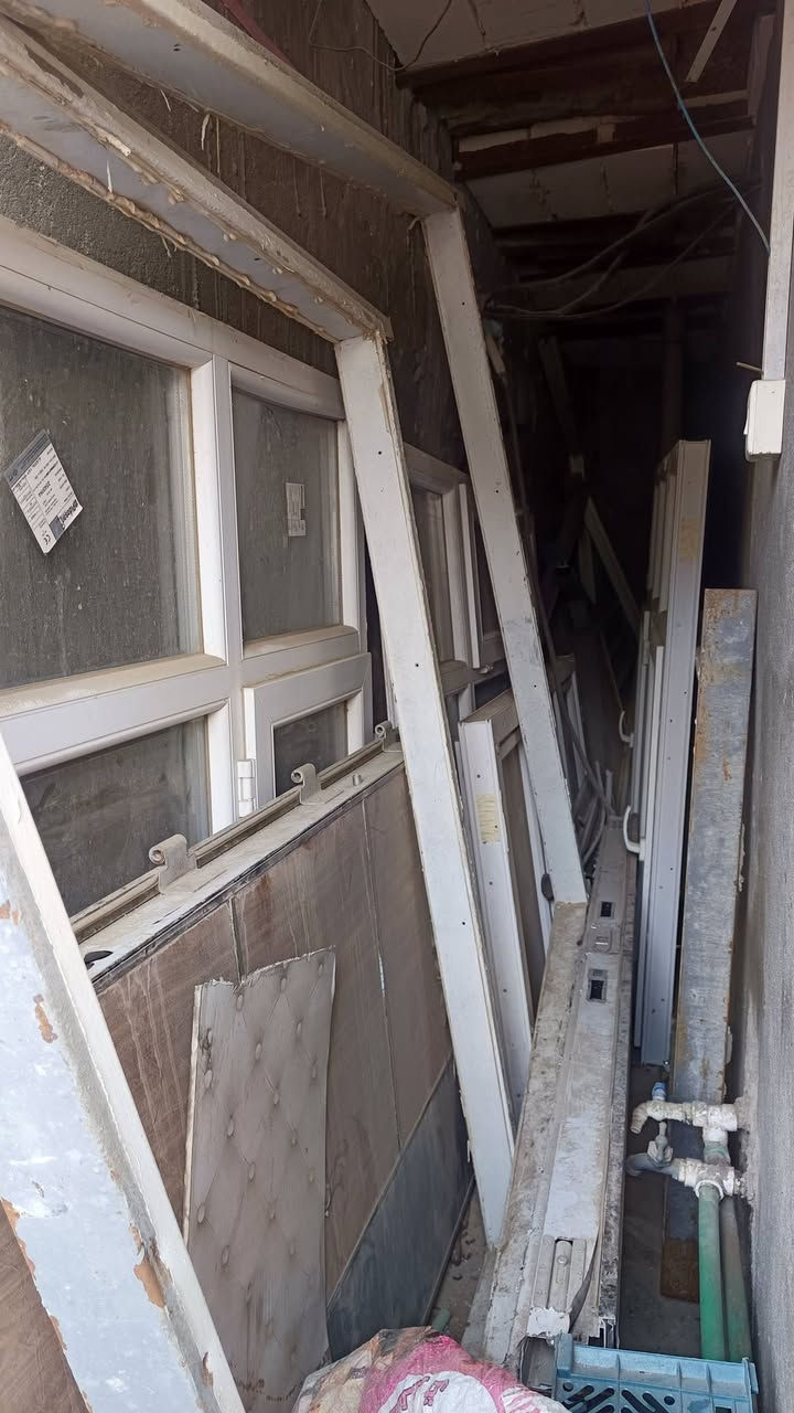 السلام عليكم للبيع بيبان 4حديد شبابيك 4بلاستك السعر الواحد ب 100 العنوان بصره القبله رقم تلفون ***********
