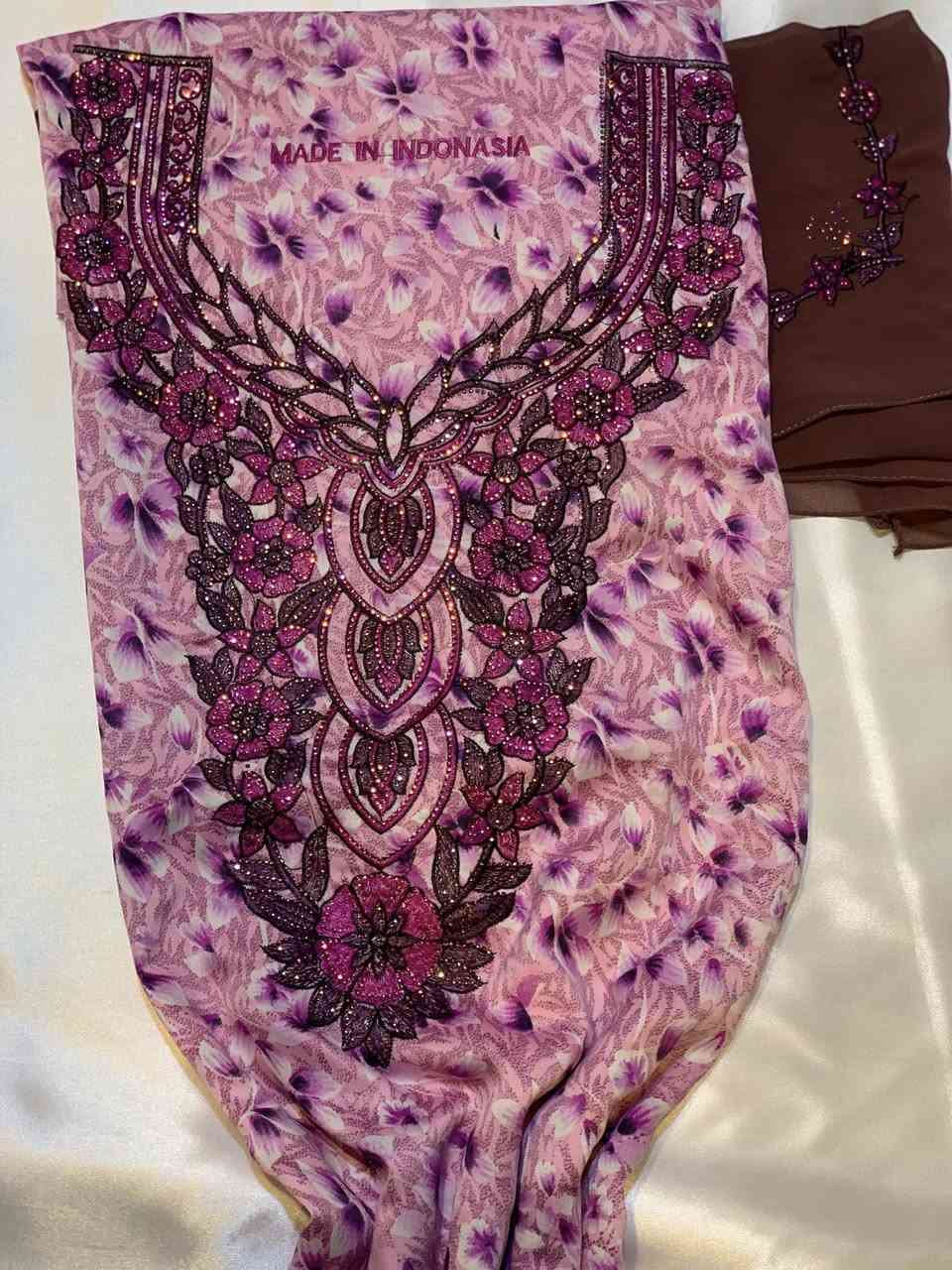 بضاعة العيد وصلت🌙✨

#مخور_حرير_اندنوسي

مخور حرير اندنوسي شغل تطريز وستراس صدر وردن ٤.٥ متر مع شال نفس الشغل  خامة تجنن✨

السعر نار ٢٥ الف🔥🔥

العنوان : الدجيل - حي الزهراء - شارع المعهد قرب اعدادية شهداء الدجيل 
يوجد خدمة توصيل🚗 داخل الدجيل ١٠٠٠ دينار
.
يوجد توصيل سريع للكل محافظات العراق ٣٠٠٠ الف 🚚خلال يوم واحد 🚀
للحجز والاستفسار مراسلة الصفحة 
او عن طريق الواتساب

***********

#اقمشة_حجي_صالح_الكلابي #البسه  #الشورجة #موسم2026
