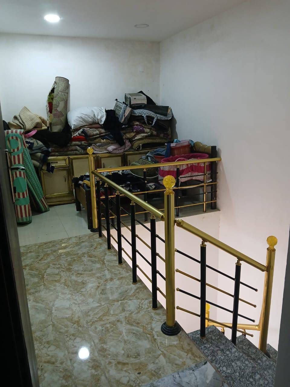 سلام عليكم 
البيت البيع بل دوانم ورة سجى قرب المصتوصف بل فرع لي بعد شارع ابو الحرار مقبيل بيت سيد نور 
البيت يحتوي  على توليت خارجي  ستقبال كبيرة غرفة نوم  هول مطبخ حار بارد حمام  بل طابق الرظي 
الطابق الاول يحتوي علة 
3 غرف نوم كبيرات+ غرفة صغيرة  حمام  بيتونة كبيرة صطح شتايكر  فول عازل فوم 
شغل درجة اولى فول رفت السقوف رباط سقف  خدمات كاملة ماء مجاري كهرباء 
مساحة 125. الاستفسار 
عل رقم بي واتساب 
***********
