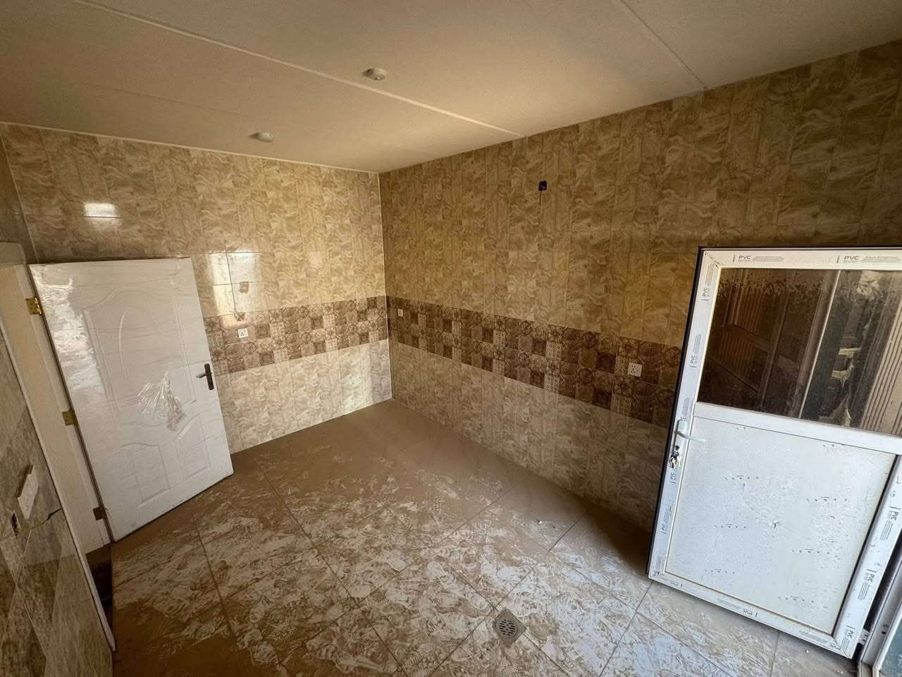 دار للايجار في مجمع قرية الغدير 2 السكني ✨👇🏻
مساحة 150 م 

طابقين غرفتين نوم 

ايجار 400 الف 

للاستفسار الاتصال 

*********** 📱
