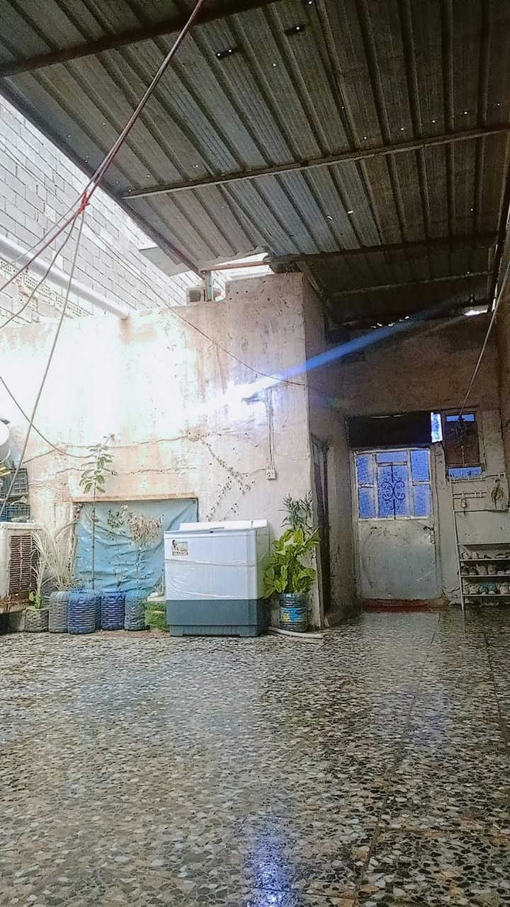 السلام عليكم  بيت للبيع بشارع ١٥ بين الشيشان والوسط مساحه 150 متر بيه غرفه واستقبال وترك وممر مساحه كلش جبيره مع غرفه اخشاب تبقه وياه الي يحب يتفضل خاص سعره 42 بيه مجال بسيط ***********0
