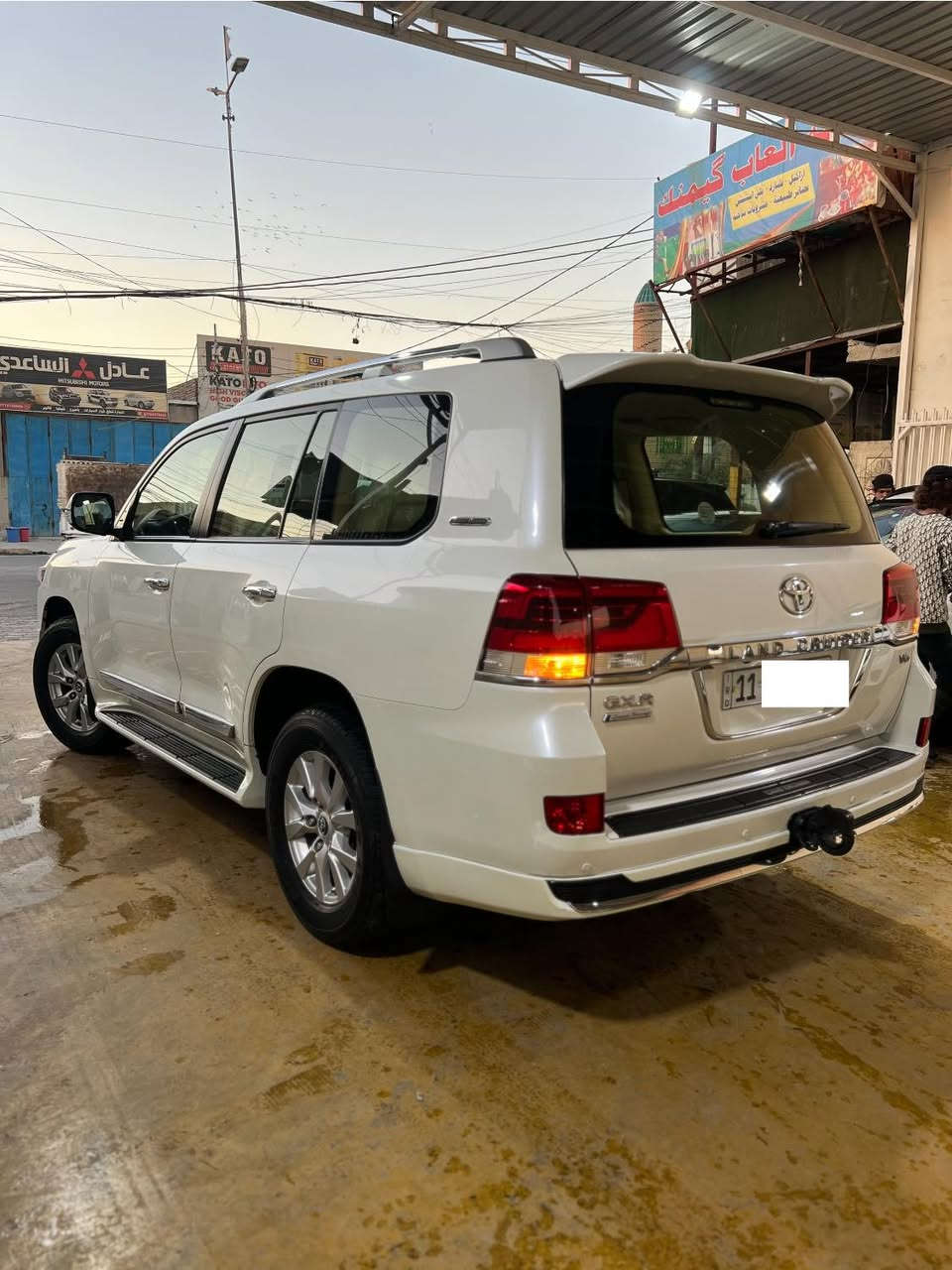 السلام عليكم . 
لاندكروز 2017 sas
السياره ٦ سلندر 4000 cc 
ماشية ٨٧ الف كم
بيها الباب الخلفي  تبديل بأصلي  فقط بدونً اي حادث 
٤٩٥ $ 
مكانها بغداد 
***********
